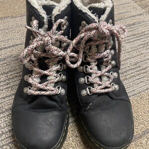 Doc Martins Women’s 6 Sherpa Lined Lace Up Combat Boots